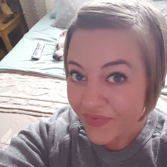 Meet your Posher, Lauren - Picture 2 of 2